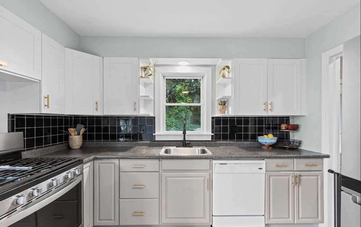 1074 Washtenaw St Ne - Photo 4 of 22