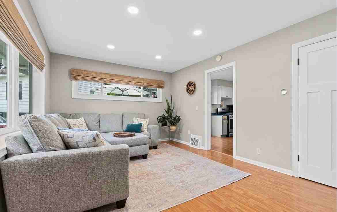 1074 Washtenaw St Ne - Photo 5 of 22