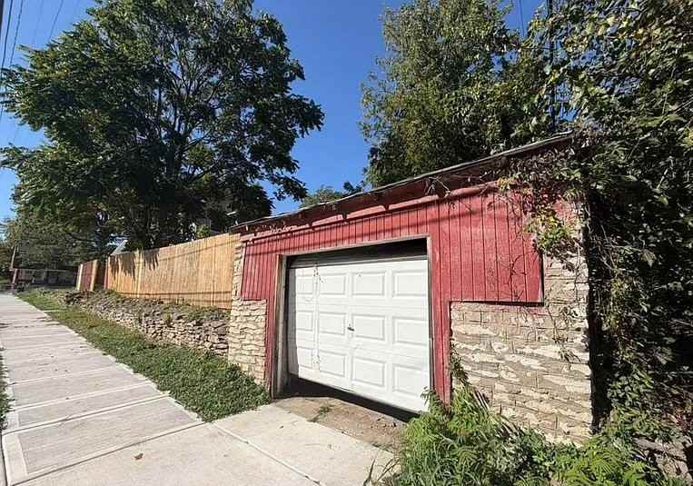 5645 Woodland Ave - Photo 4 of 20