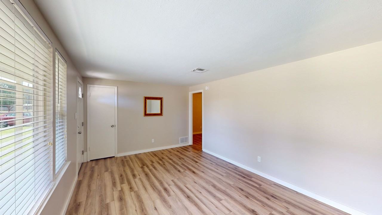 617 Boxwood Rd - Photo 4 of 26