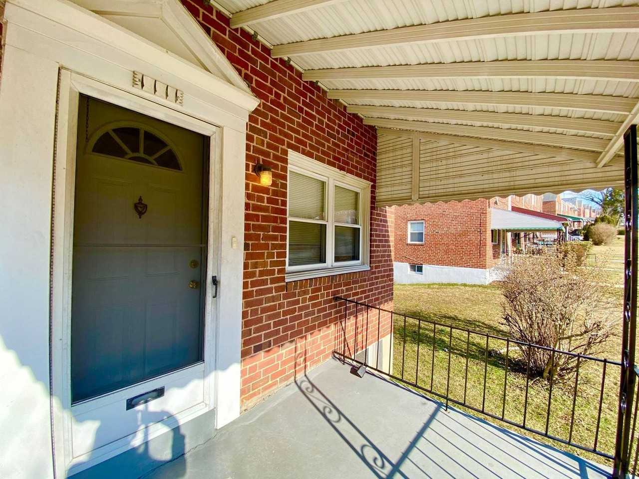 1111 Cooks Ln - Photo 2 of 18