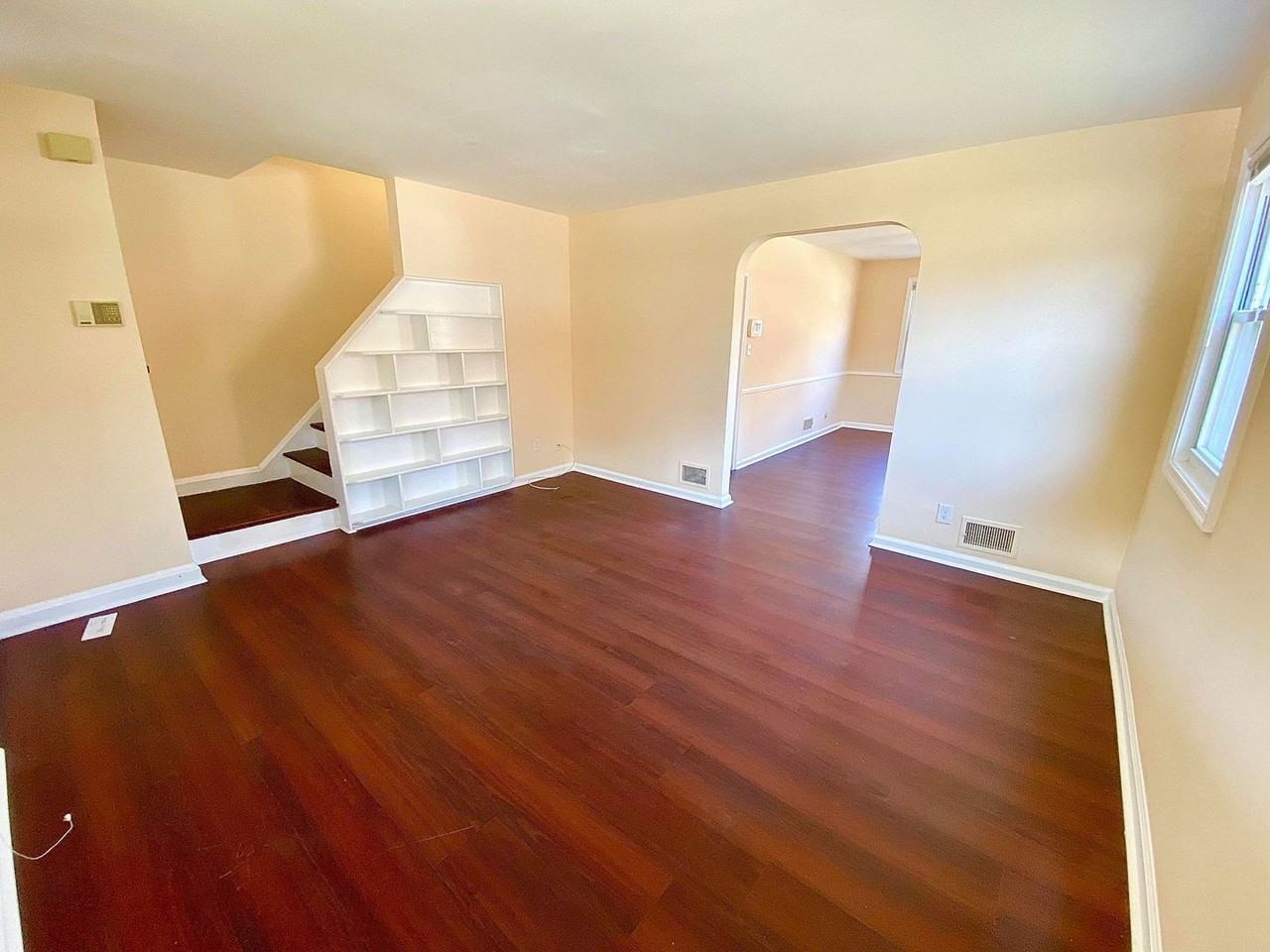 1111 Cooks Ln - Photo 4 of 18