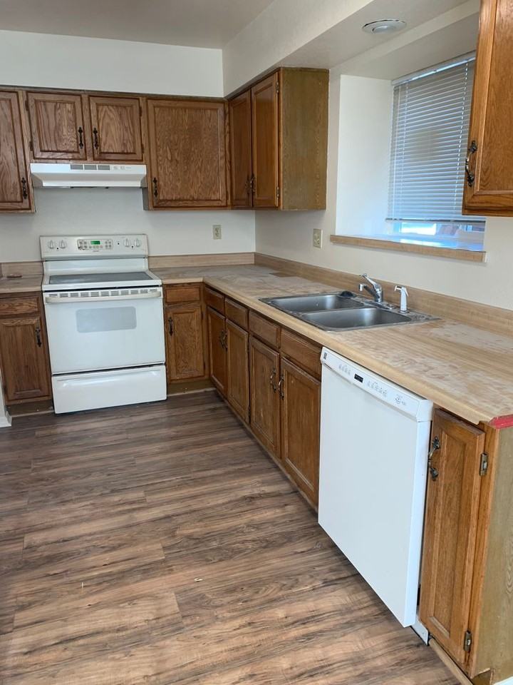3450 Cedarhurst Way - Photo 5 of 42
