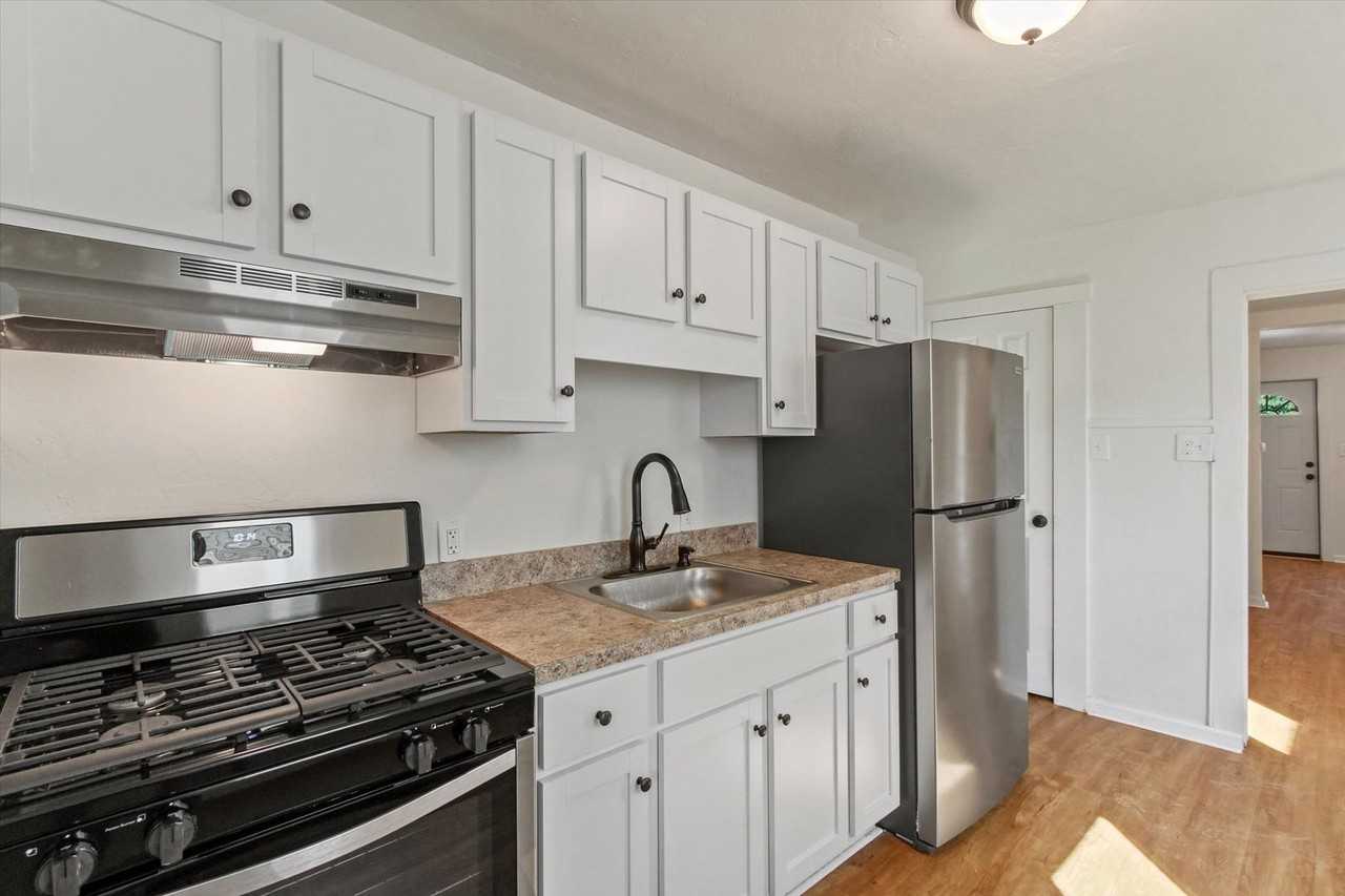 726 Glen Pl - Photo 4 of 26