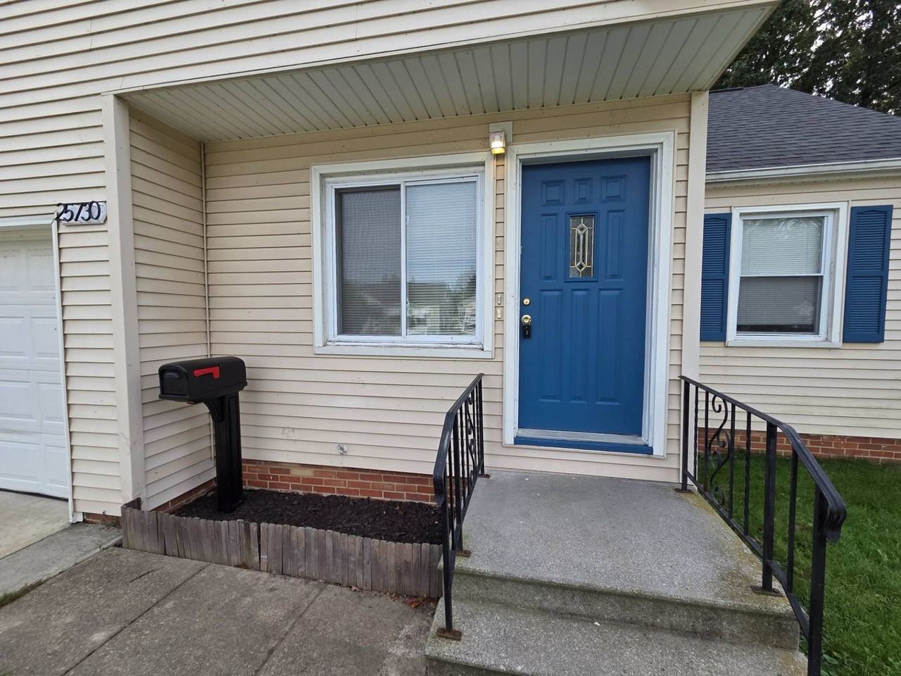 25730 Drakefield Ave - Photo 3 of 29