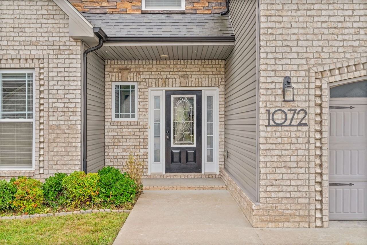 1072 Chagford Dr - Photo 2 of 46
