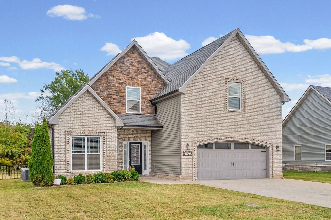 1072 Chagford Dr - Photo 3 of 46