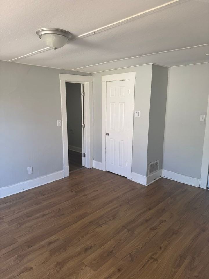 403 Maple Ave - Photo 3 of 8