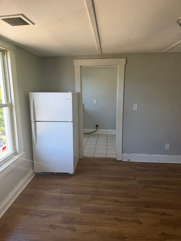 403 Maple Ave - Photo 5 of 8
