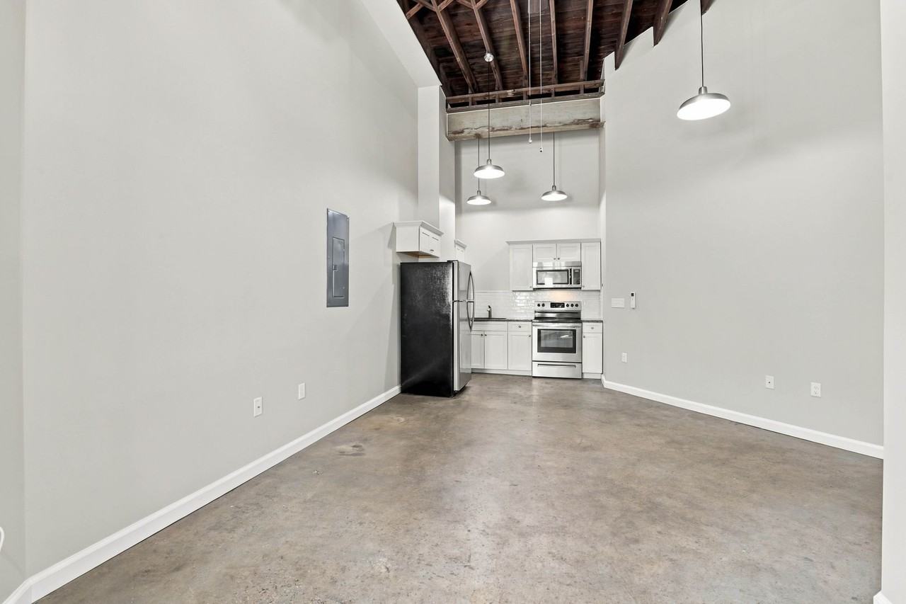283 E Madison St - Photo 2 of 11