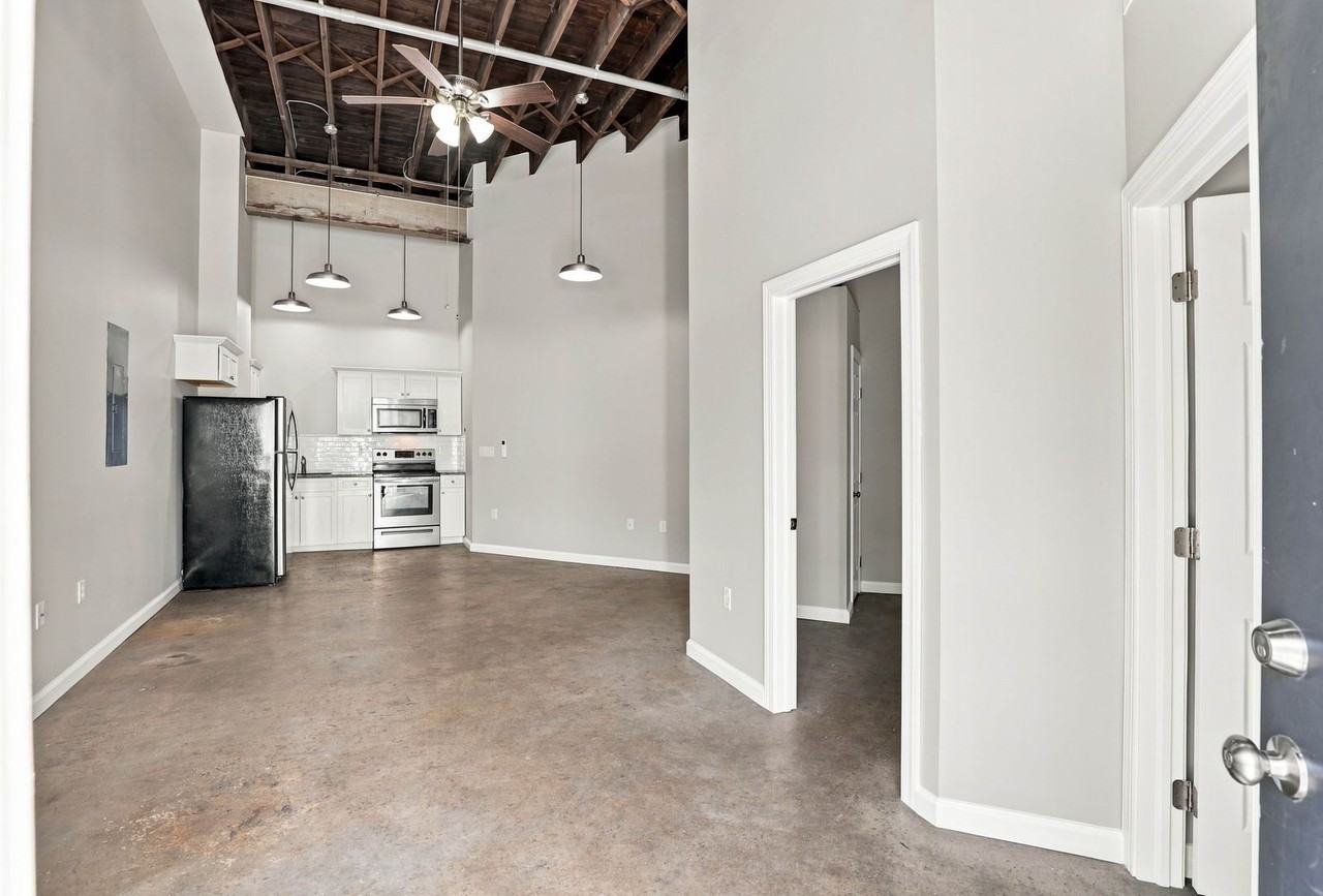 283 E Madison St - Photo 3 of 11