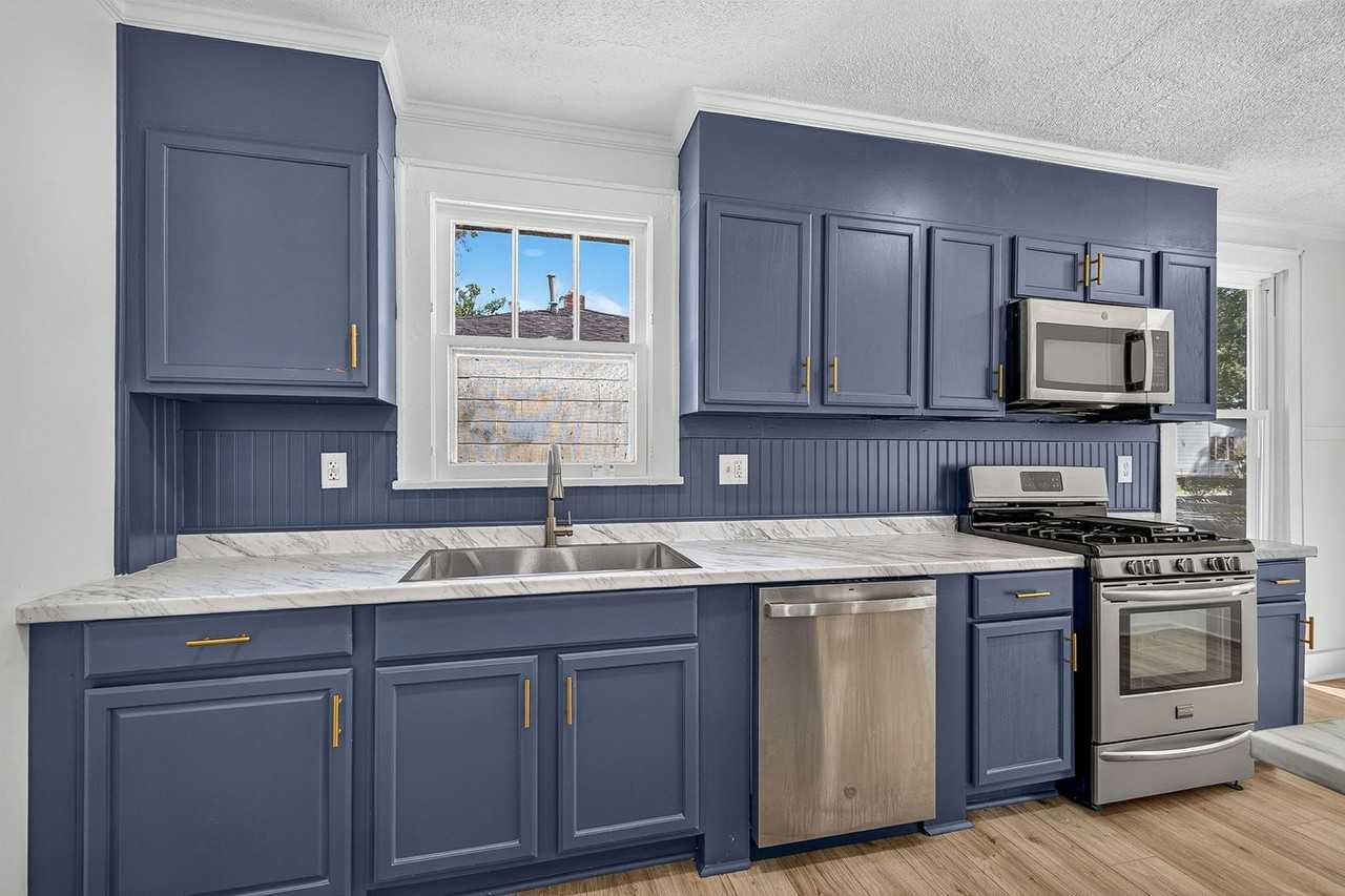 2660 Olympia Ave - Photo 5 of 19