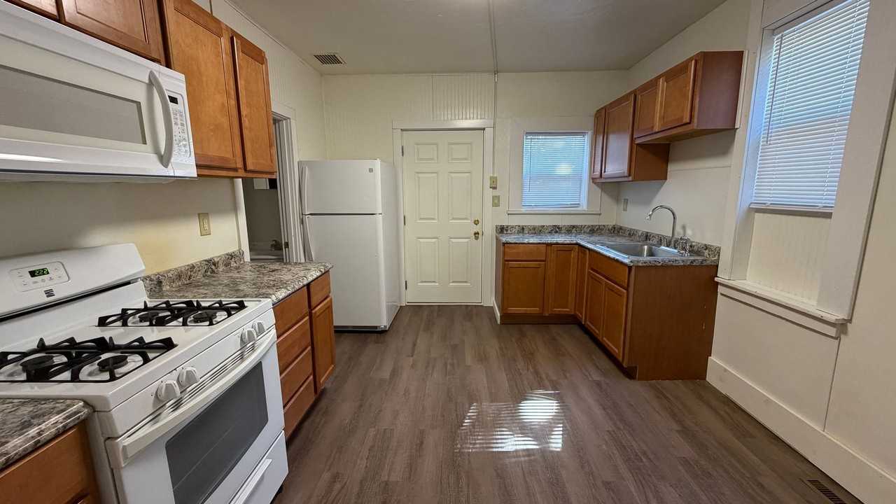 110 E Monroe St #B - Photo 3 of 8