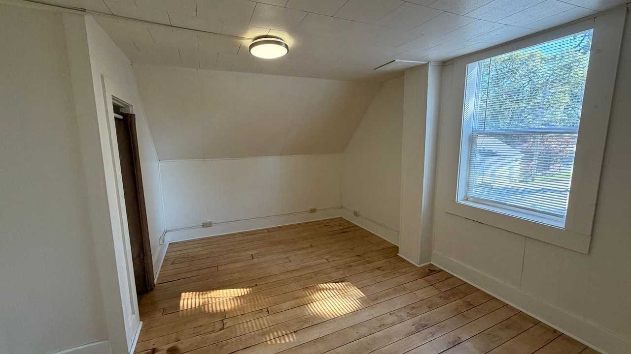 110 E Monroe St #B - Photo 4 of 8