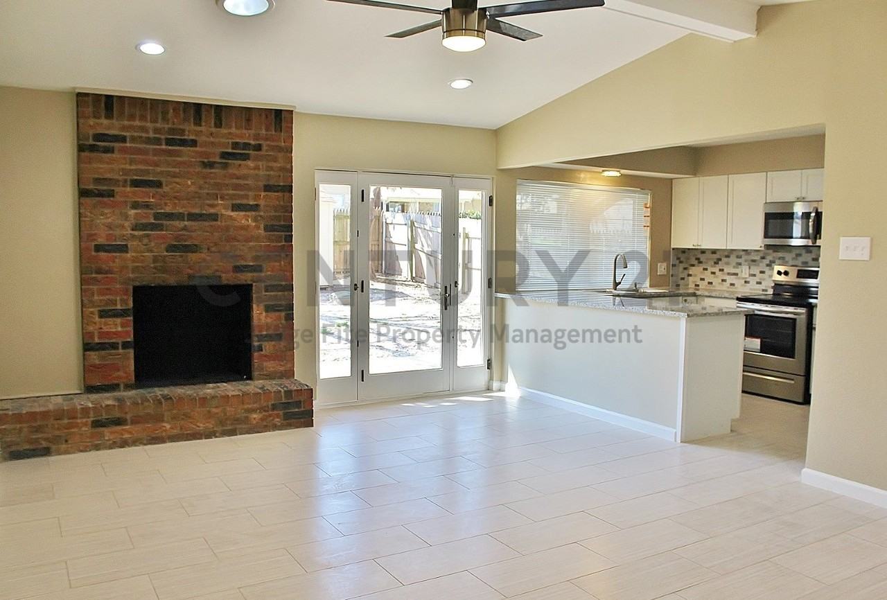 302 Linkwood Dr - Photo 4 of 24