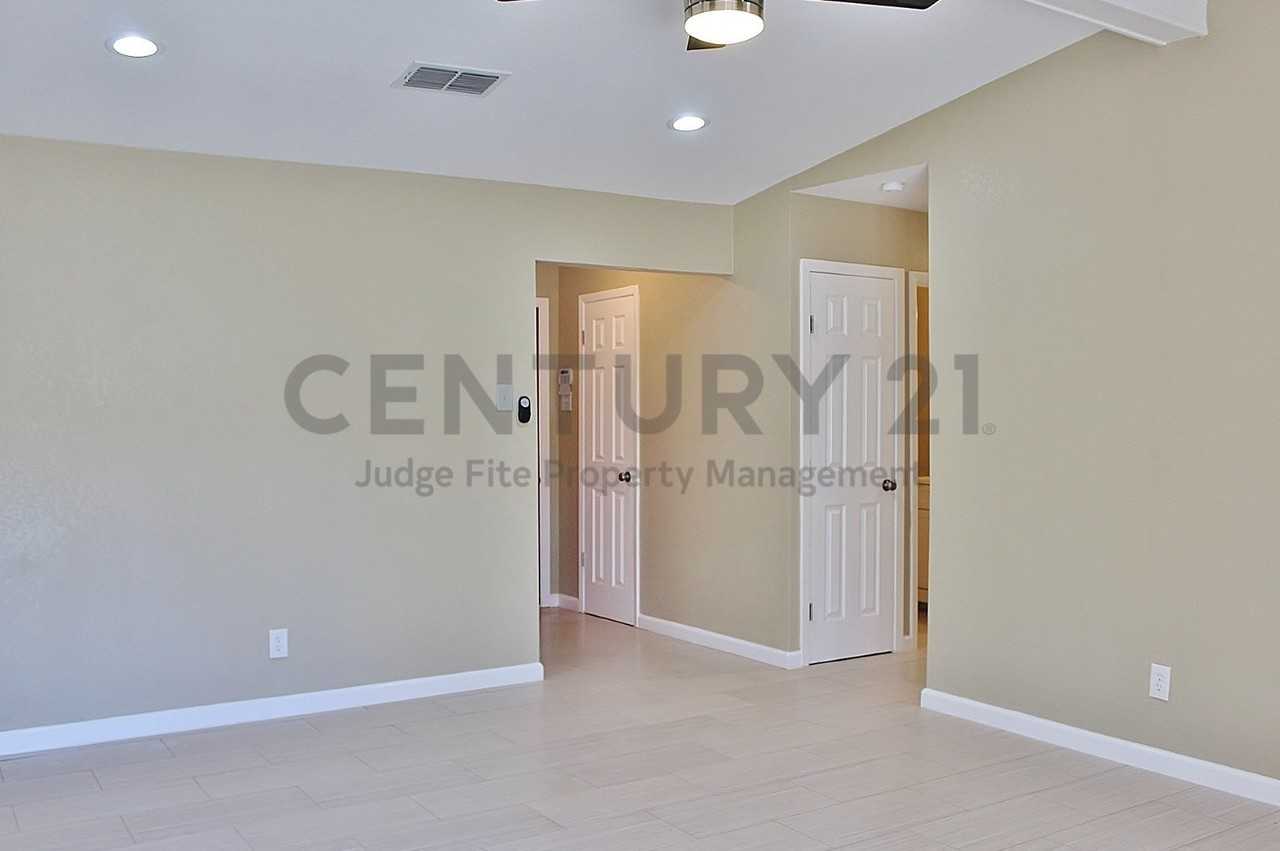 302 Linkwood Dr - Photo 5 of 24