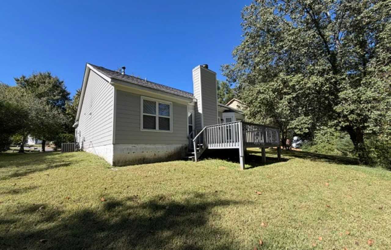 8628 Lockerbie Ln - Photo 3 of 23