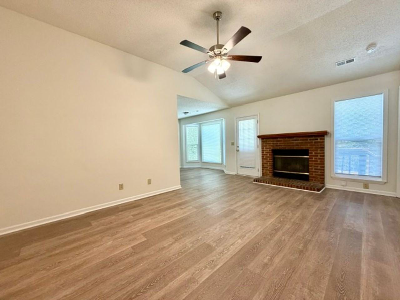 8628 Lockerbie Ln - Photo 7 of 23