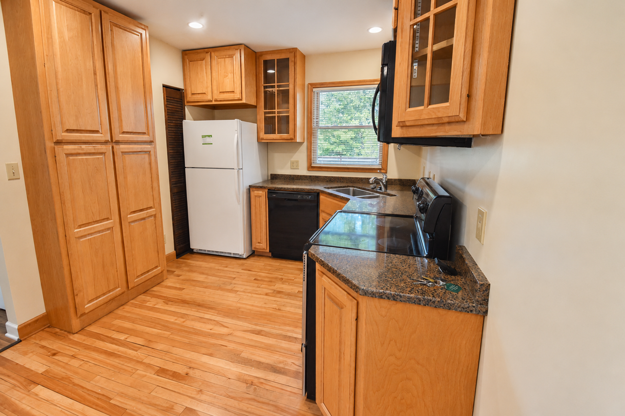 1407 Durand Ct Se - Photo 3 of 17