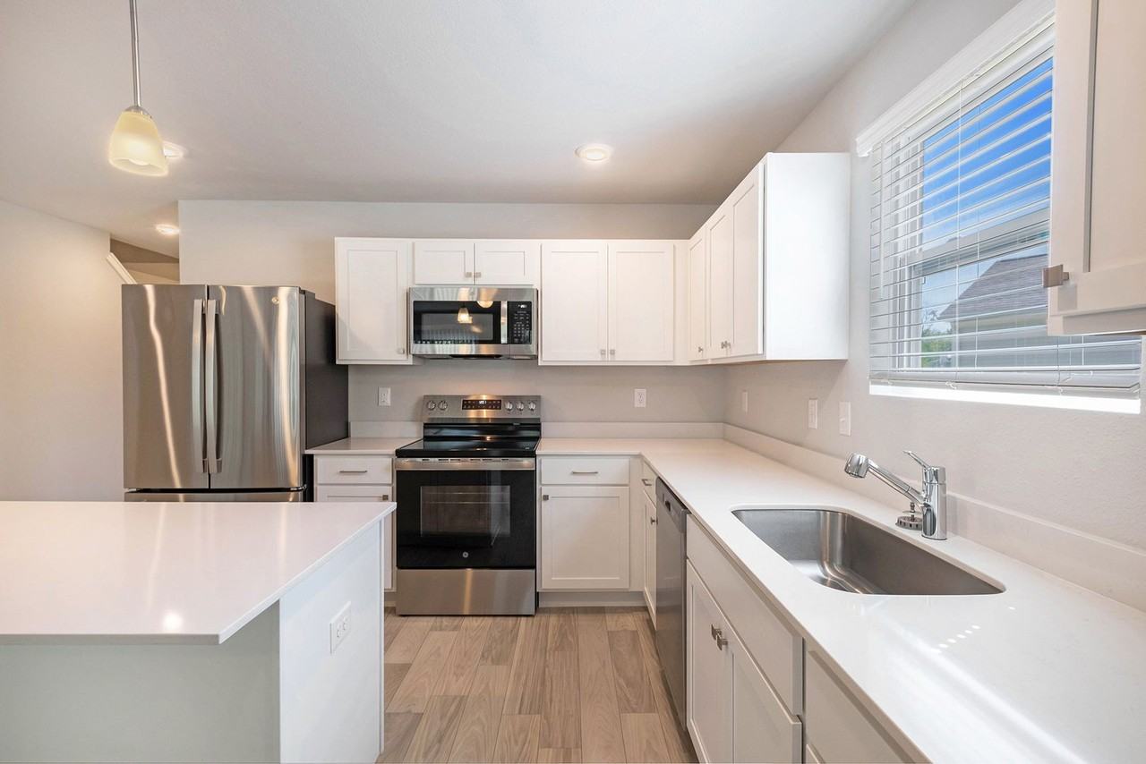 1691 Smith St - Photo 4 of 17
