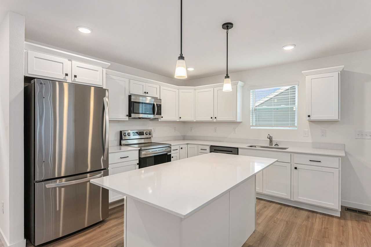 724 E Isabella Ave - Photo 2 of 20