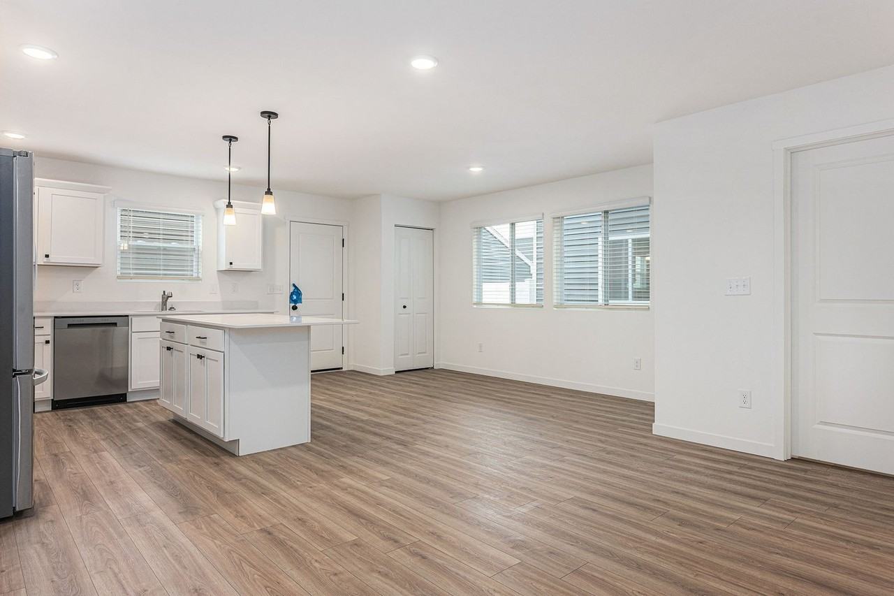 724 E Isabella Ave - Photo 3 of 20