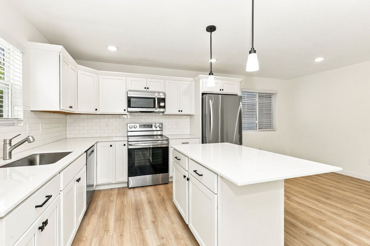 321 Johnson St - Photo 3 of 14