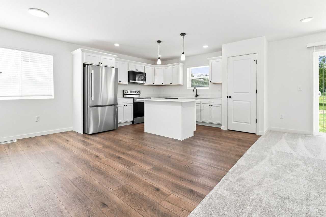 204 S Elm Ave - Photo 2 of 14