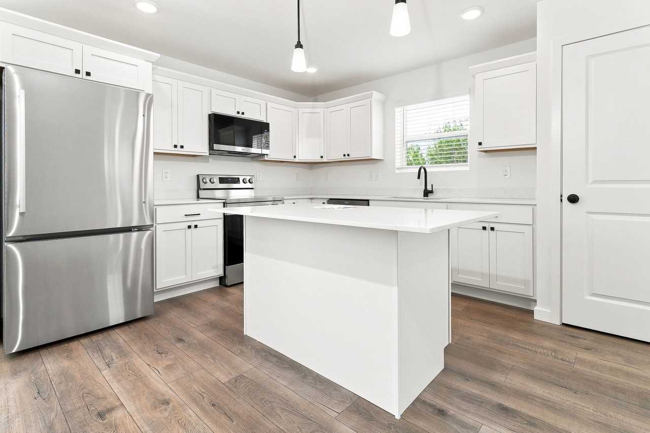 204 S Elm Ave - Photo 3 of 14