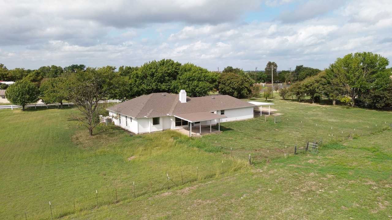 16612 Scenic Cir - Photo 3 of 33