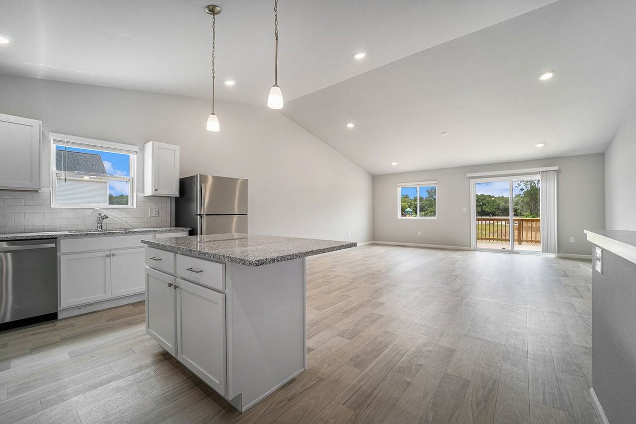 1311 Mackey Dr - Photo 5 of 25