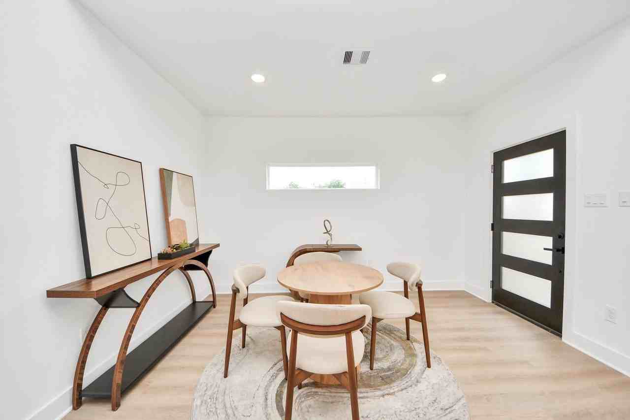 5306 Eastland St - Photo 7 of 35