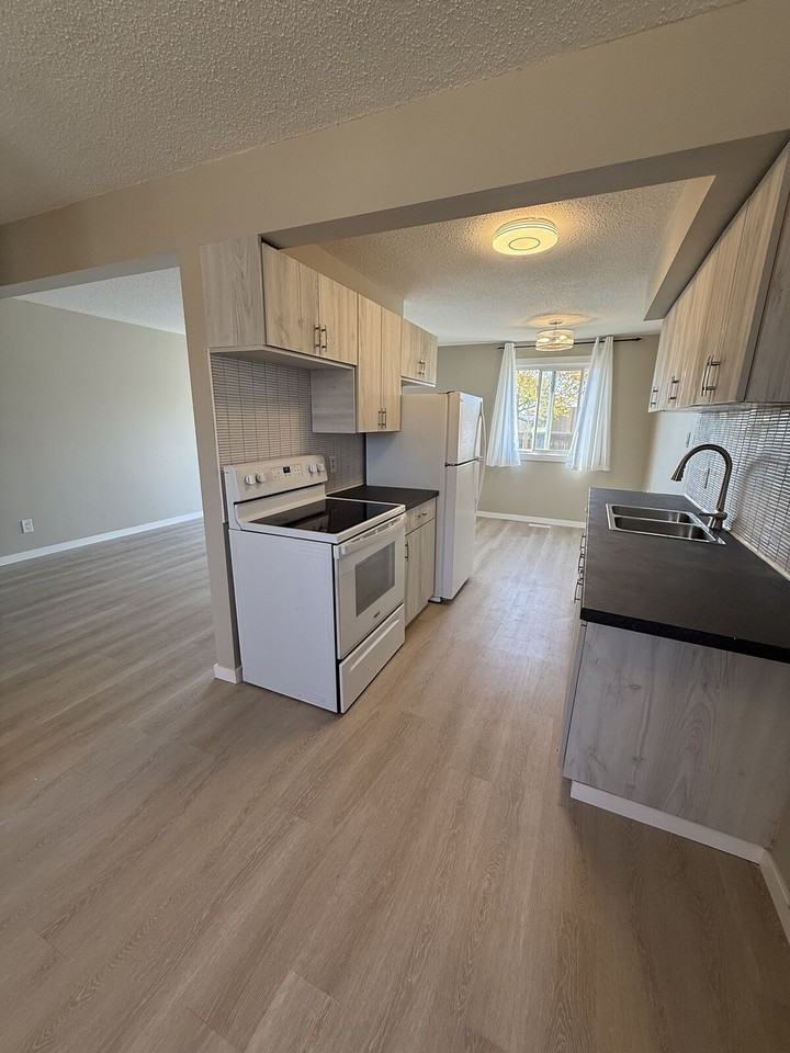186 Cornell Crt Nw - Photo 3 of 15