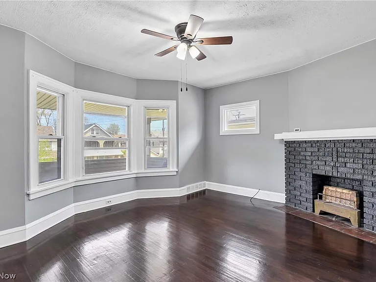 10109 Almira Ave #10107 - Photo 6 of 26