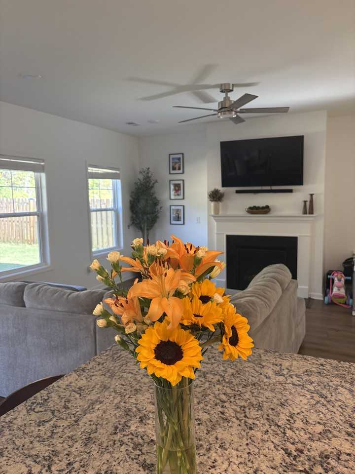 1094 Silverbend Trl #NA - Photo 2 of 8