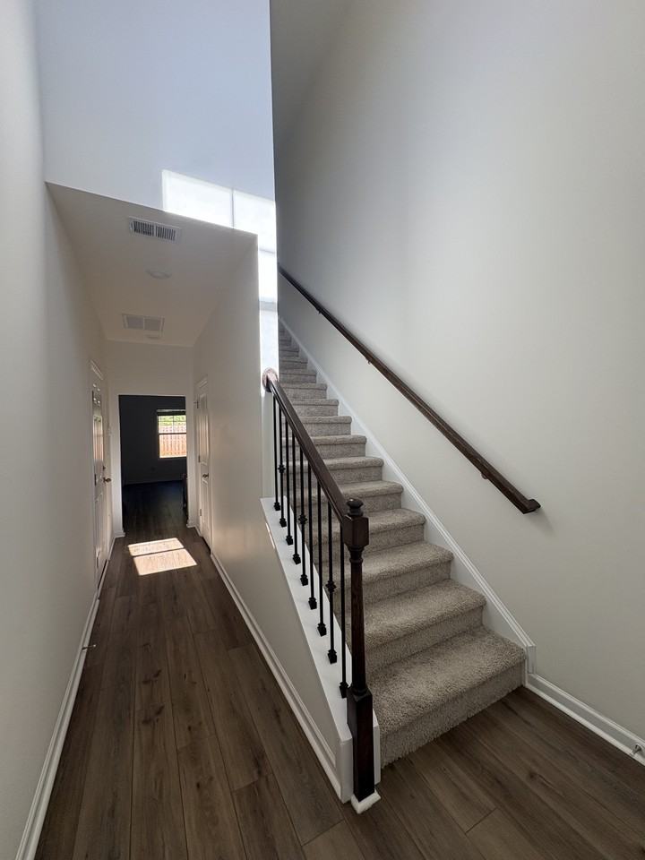 1094 Silverbend Trl #NA - Photo 3 of 8