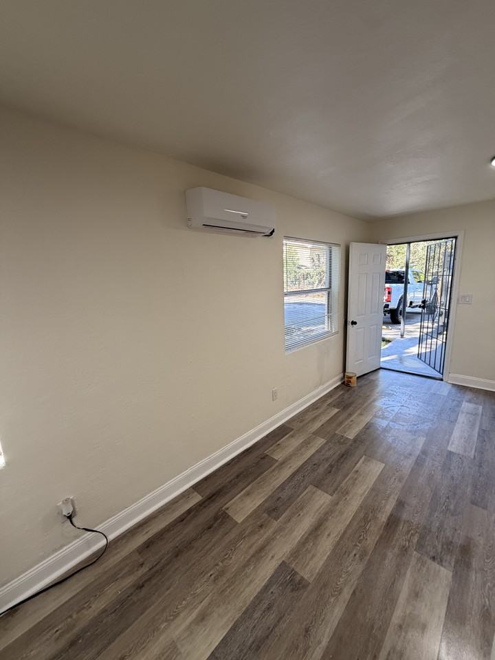 1540 Ella St #2 - Photo 5 of 17
