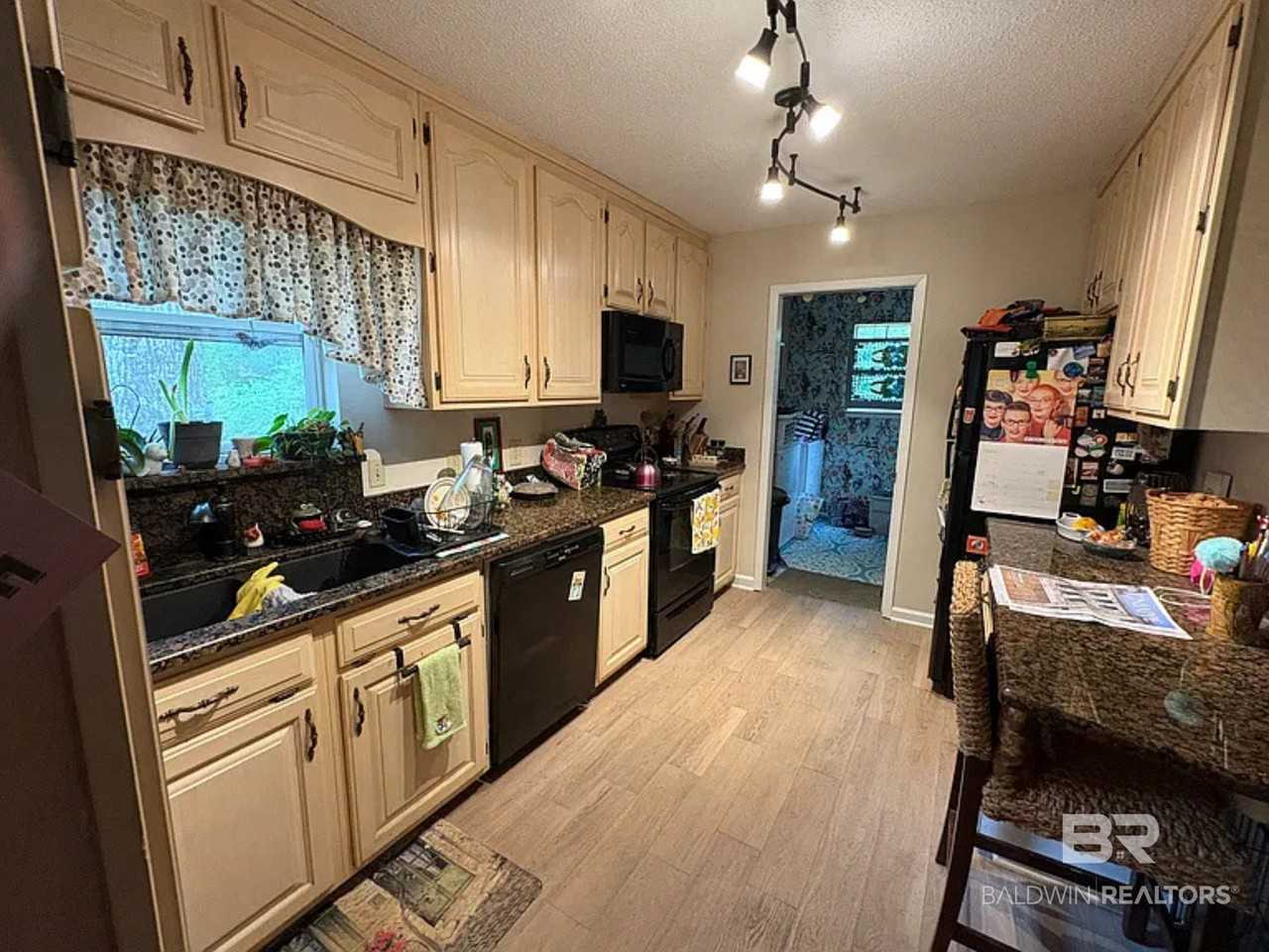 405 Circle Dr - Photo 7 of 16