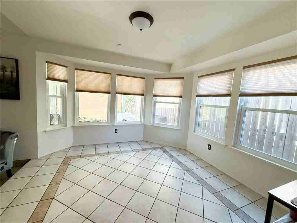 2209 Bird Island Dr - Photo 4 of 19