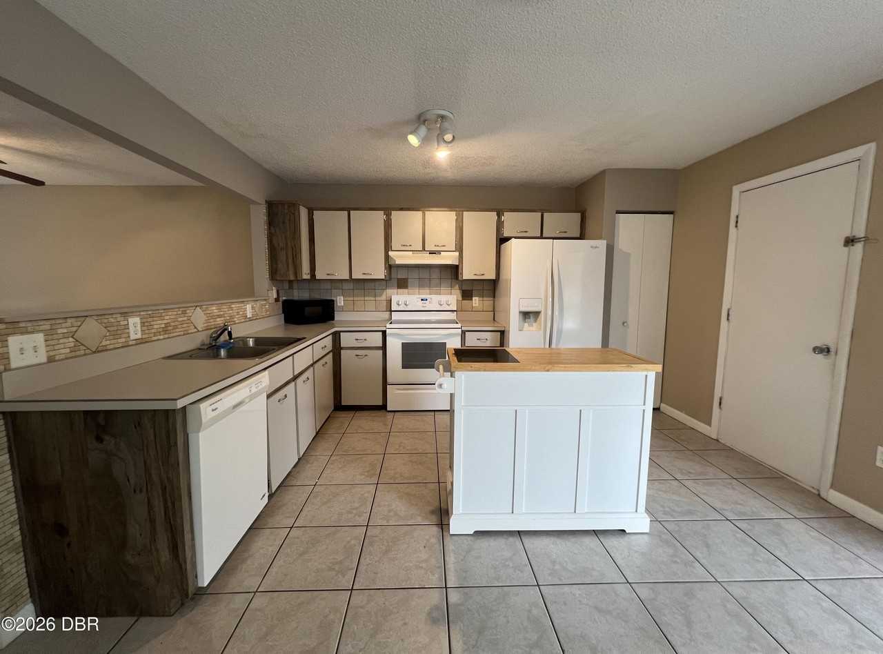 100 E Baywood Sq - Photo 4 of 14
