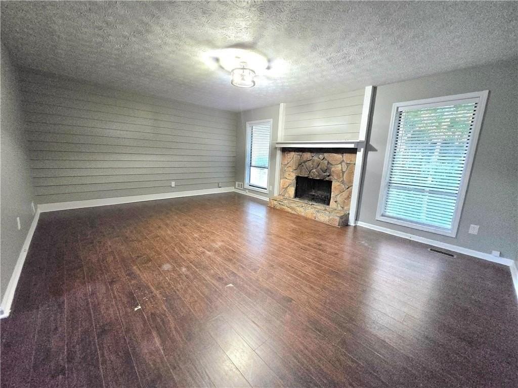 2982 Hillwood Dr - Photo 2 of 24