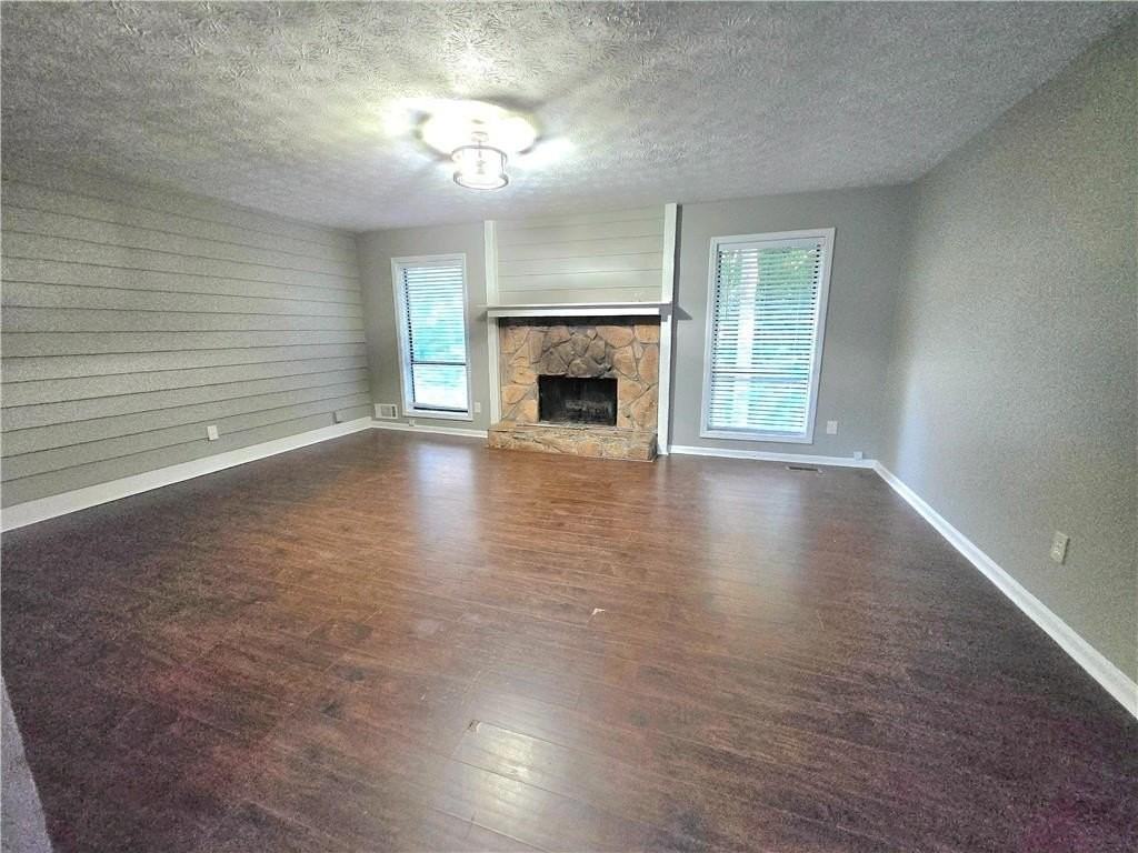 2982 Hillwood Dr - Photo 3 of 24