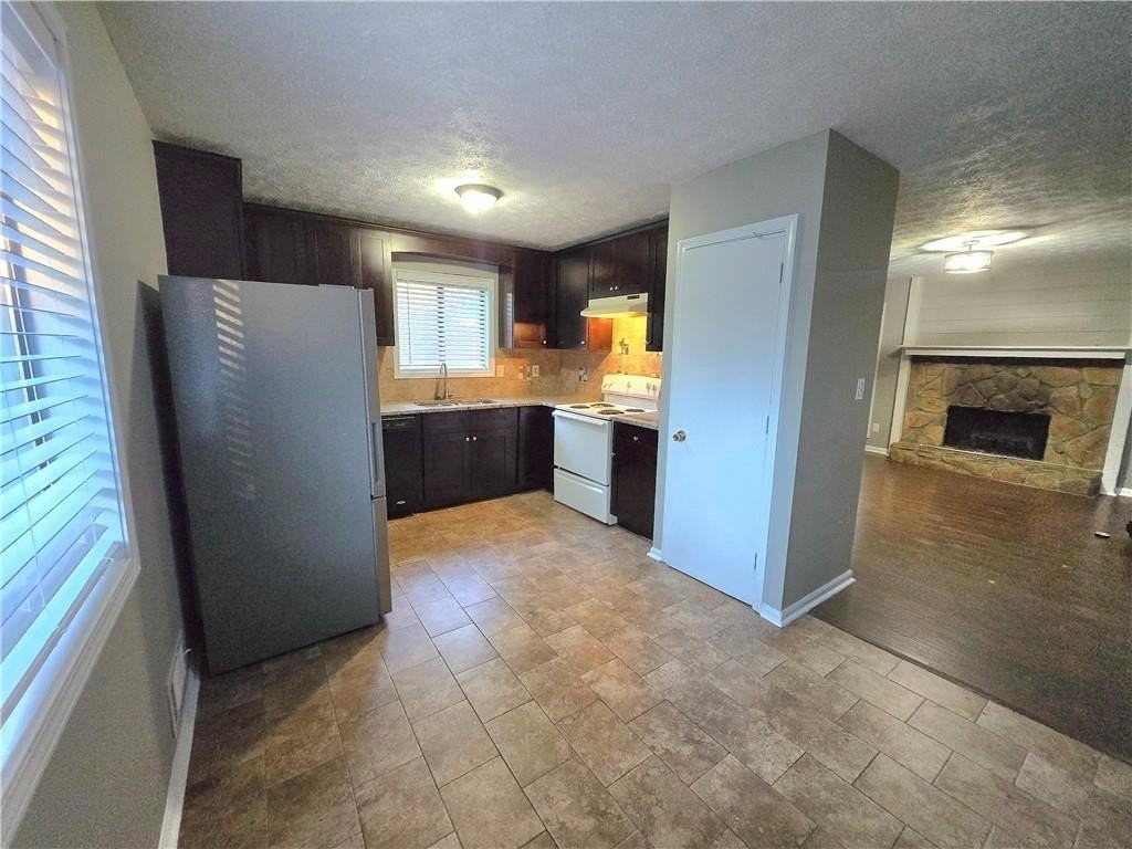 2982 Hillwood Dr - Photo 4 of 24