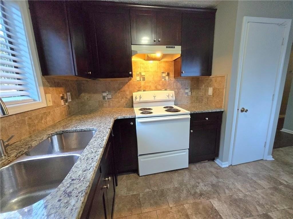 2982 Hillwood Dr - Photo 5 of 24
