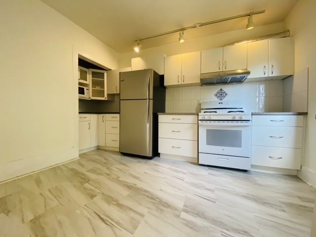 2840 Fraser Street - Photo 2 of 12