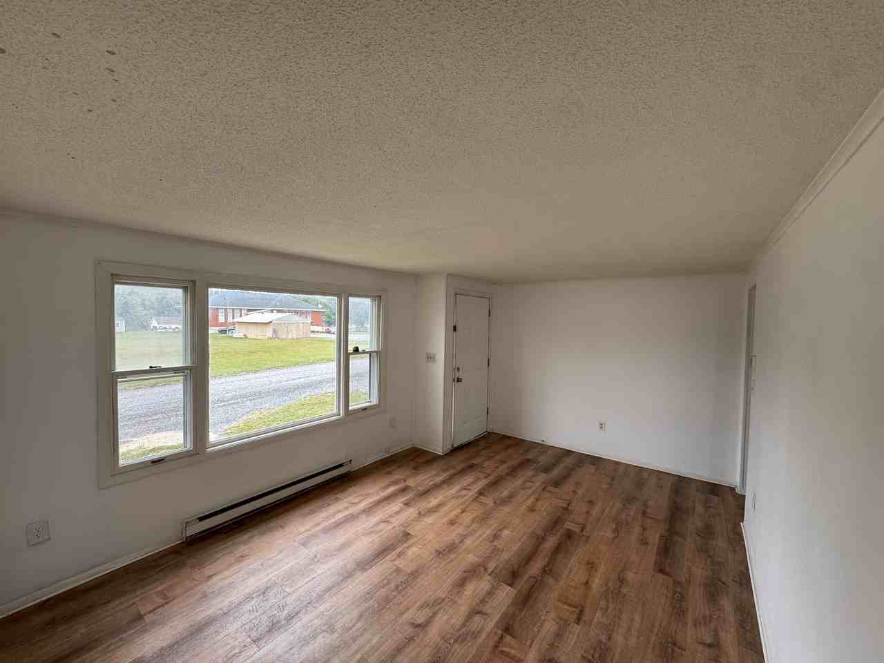 138 Ruby St - Photo 2 of 10