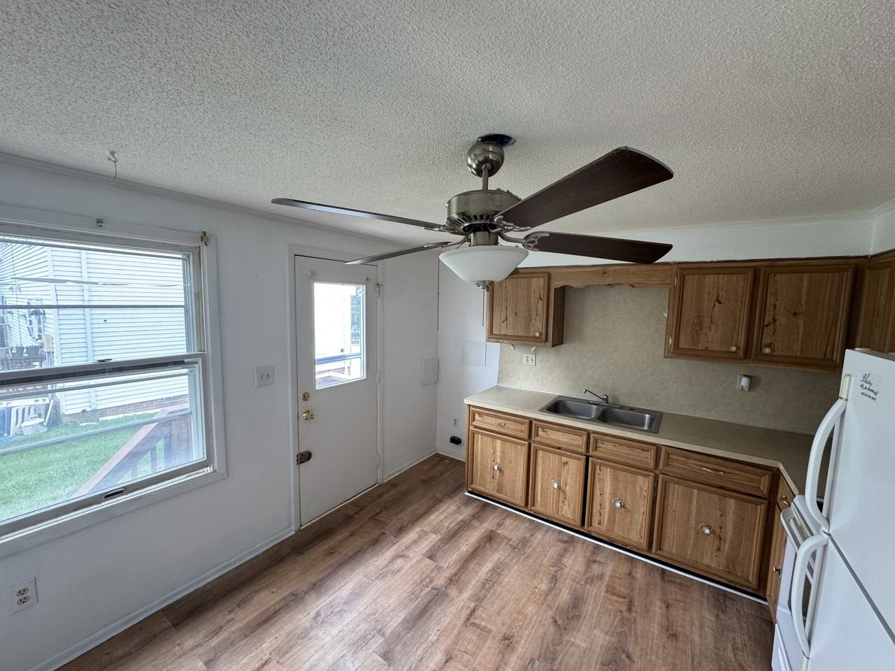 138 Ruby St - Photo 3 of 10