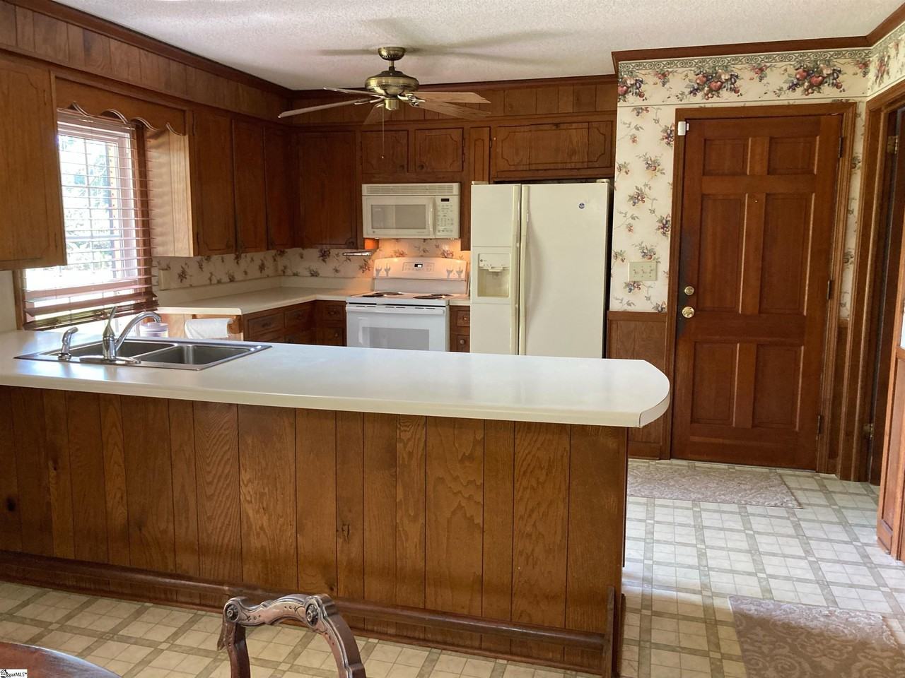 203 Moore Rd - Photo 5 of 32