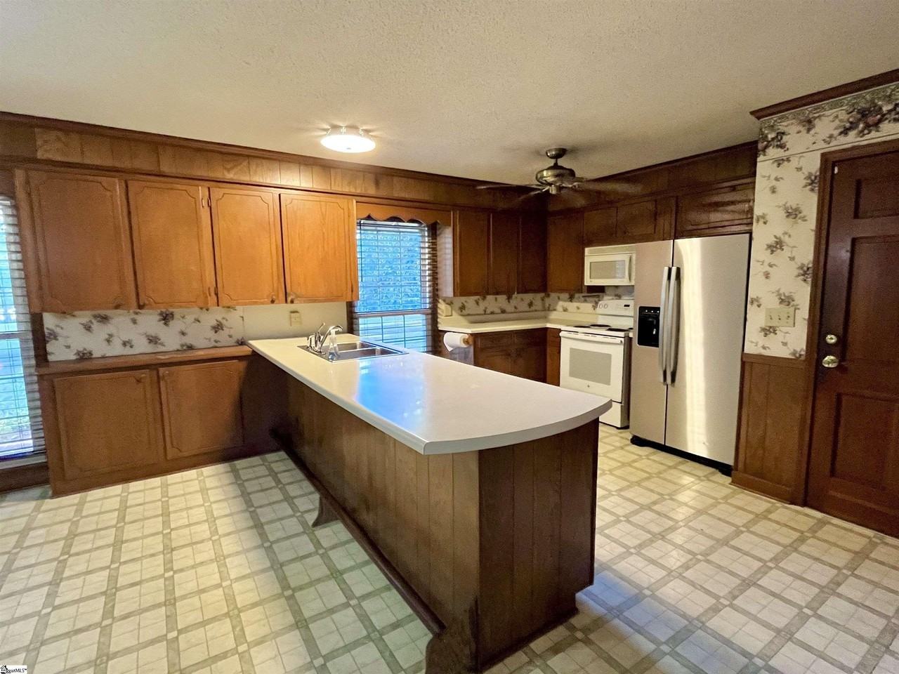 203 Moore Rd - Photo 6 of 32