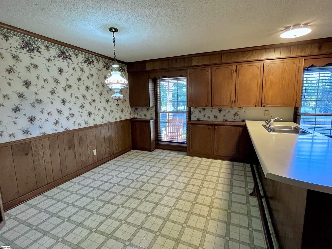 203 Moore Rd - Photo 7 of 32